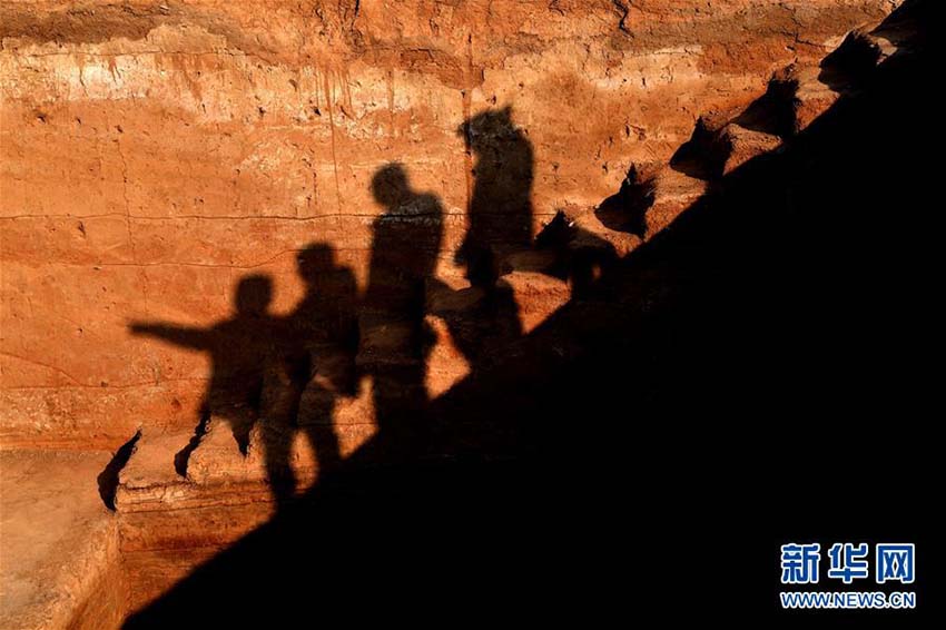 Port?o e instala??es de defesa de cidade antiga descobertos no centro da China
