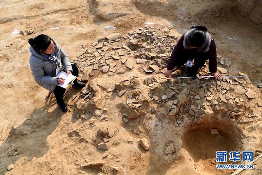 Port?o e instala??es de defesa de cidade antiga descobertos no centro da China