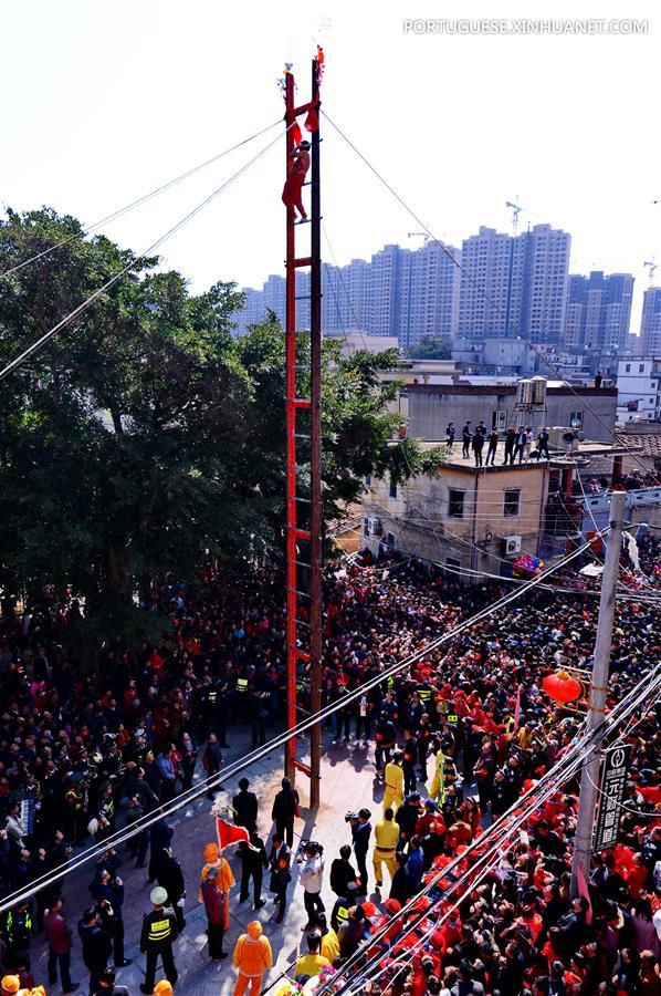 Performances arriscadas s?o atra??es em celebra??o na vila de Puxi, sudeste da China