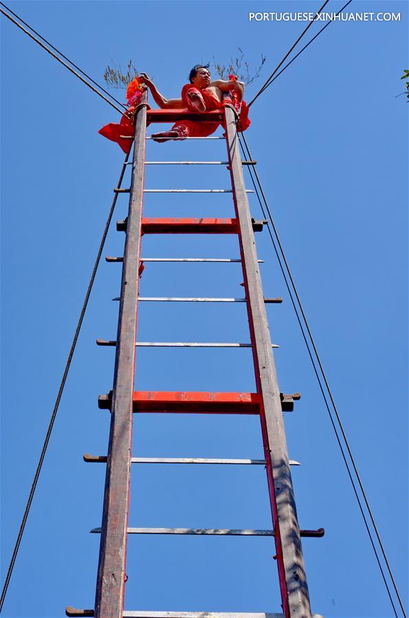 Performances arriscadas s?o atra??es em celebra??o na vila de Puxi, sudeste da China