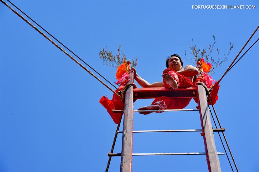 Performances arriscadas s?o atra??es em celebra??o na vila de Puxi, sudeste da China