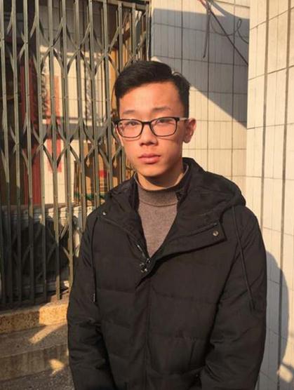 Crian?a danifica automóvel e deixa pedido de desculpa com dinheiro, dono retribui gesto com apoio financeiro para estudos