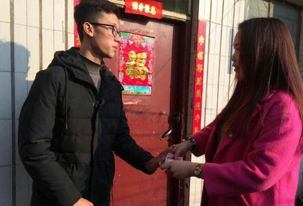 Crian?a danifica automóvel e deixa pedido de desculpa com dinheiro, dono retribui gesto com apoio financeiro para estudos