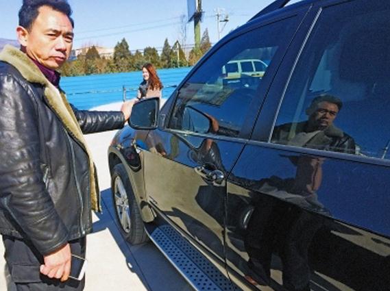 Crian?a danifica automóvel e deixa pedido de desculpa com dinheiro, dono retribui gesto com apoio financeiro para estudos