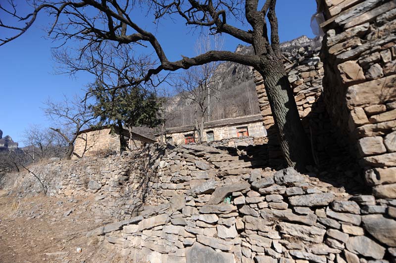 Vila chinesa isolada prospera no turismo