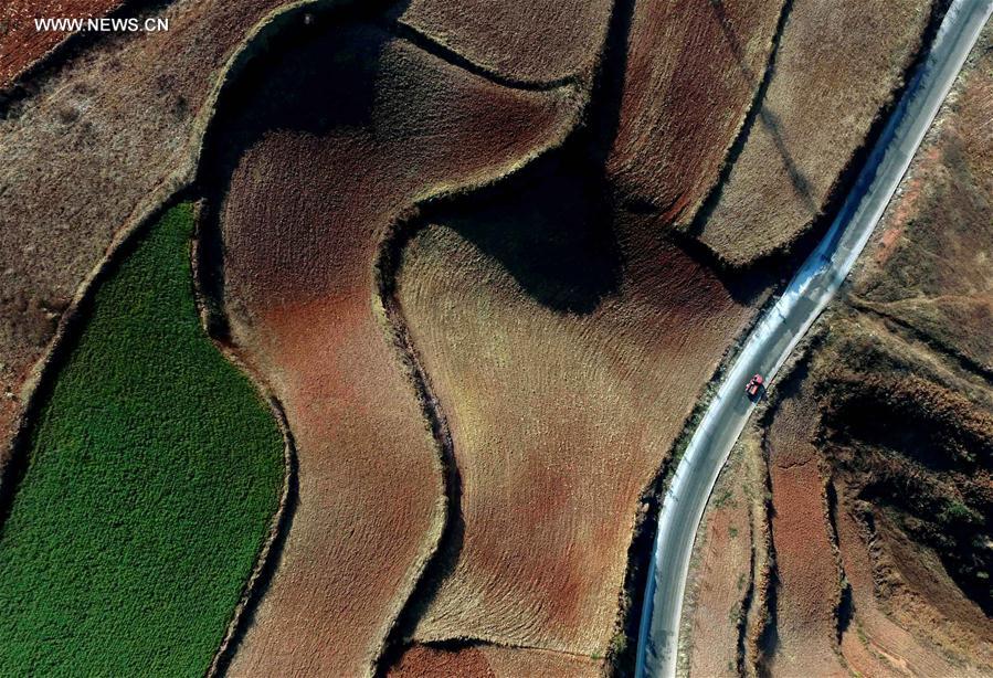 Panorama dos terra?os de solo vermelho no sudoeste da China
