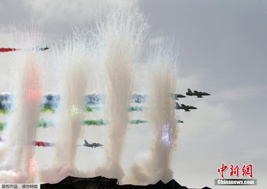 Galeria: Cerimónia de abertura da 13a Exibi??o Internacional de Defesa em Abu Dhabi 