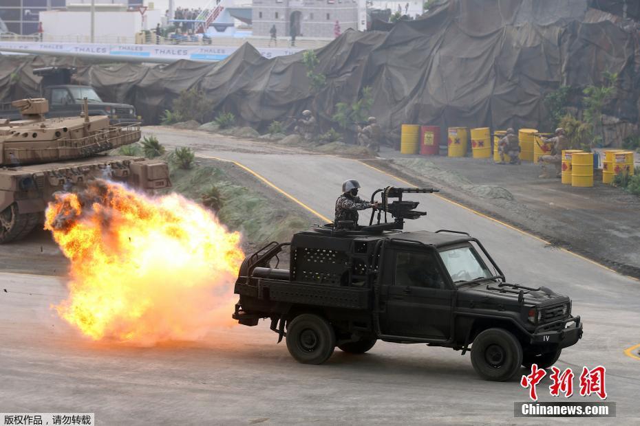 Galeria: Cerimónia de abertura da 13a Exibi??o Internacional de Defesa em Abu Dhabi 