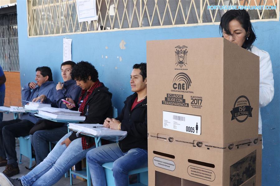 Equatorianos v?o às urnas para eleger novo presidente