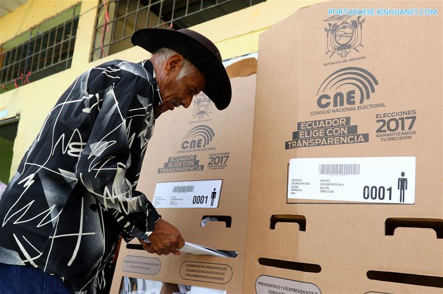 Equatorianos v?o às urnas para eleger novo presidente