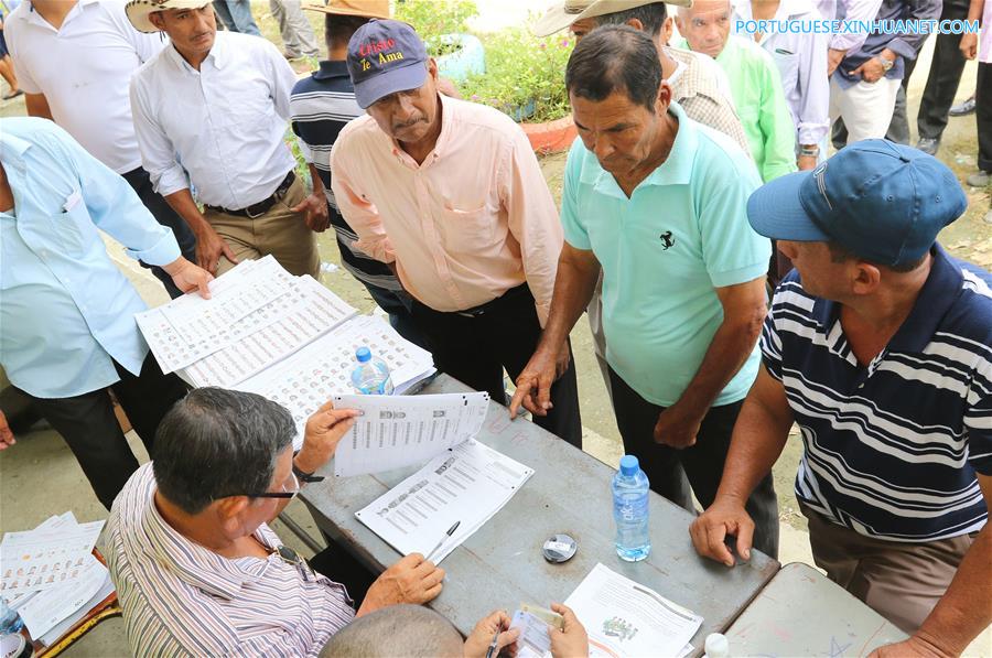 Equatorianos v?o às urnas para eleger novo presidente