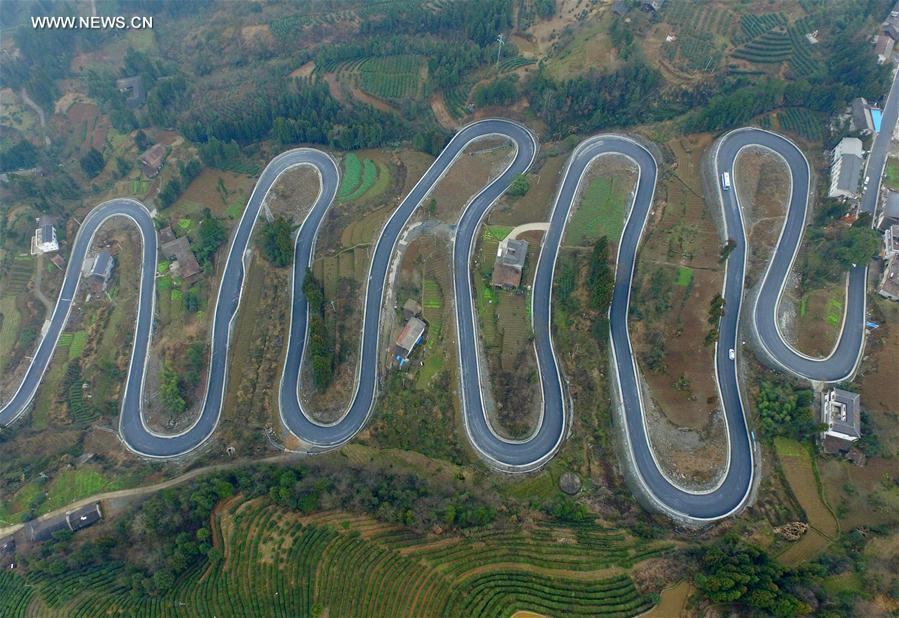Panorama de estrada sinuosa na montanha da cidade Enshi em Hubei