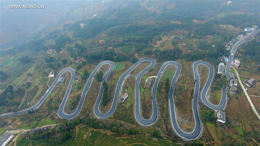 Panorama de estrada sinuosa na montanha da cidade Enshi em Hubei