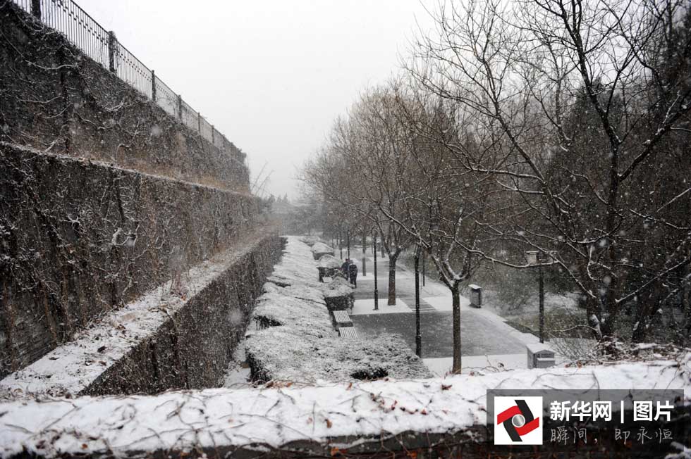 Beijing pintada de branco na primeira queda de neve da primavera