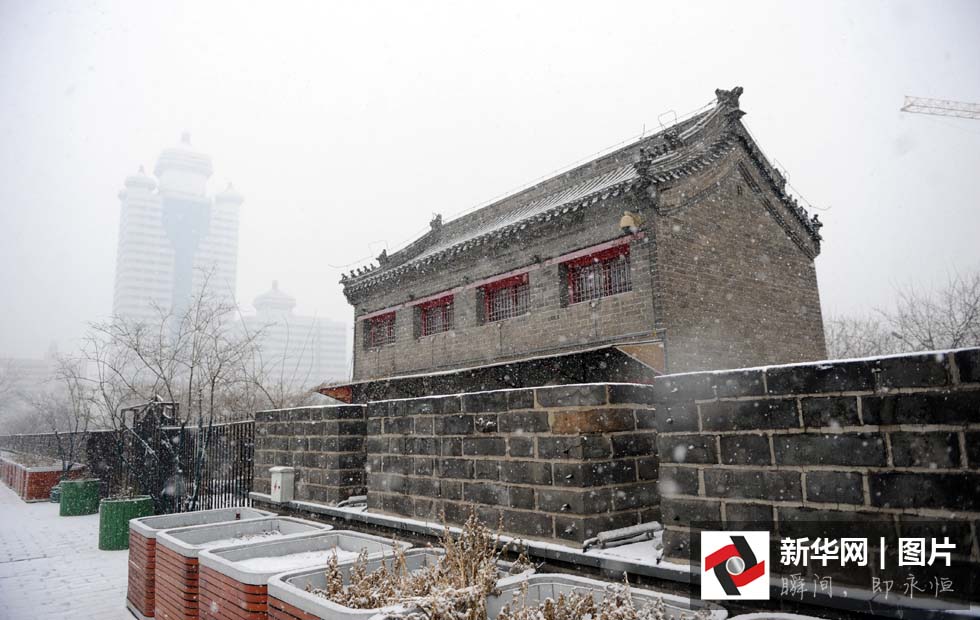Beijing pintada de branco na primeira queda de neve da primavera