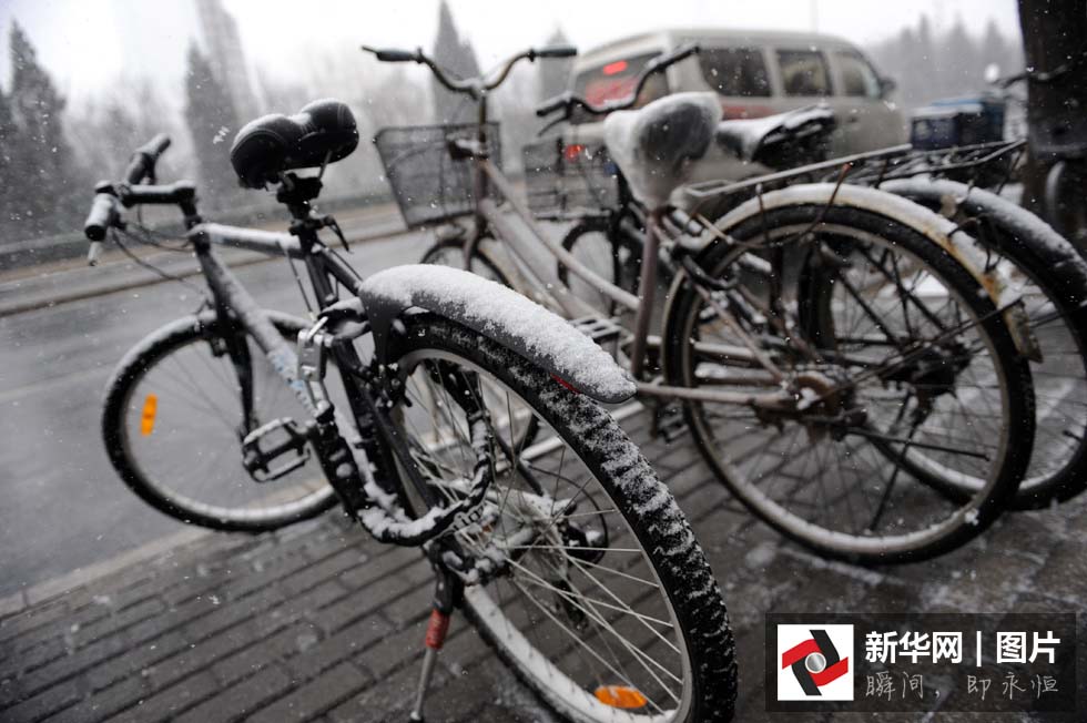 Beijing pintada de branco na primeira queda de neve da primavera