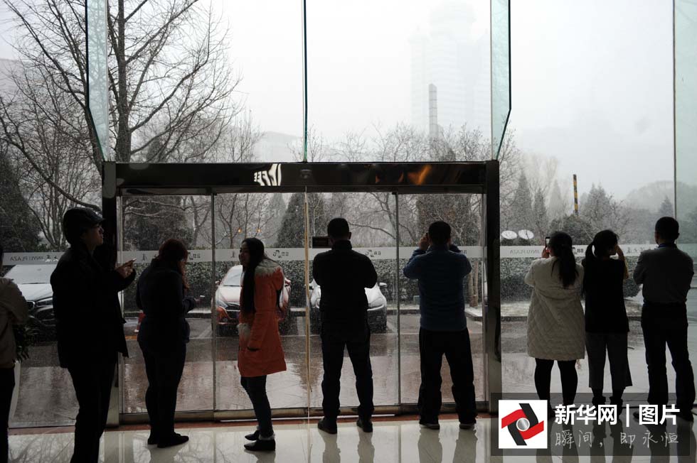 Beijing pintada de branco na primeira queda de neve da primavera