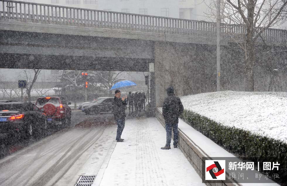 Beijing pintada de branco na primeira queda de neve da primavera
