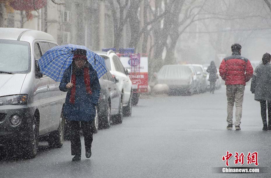 Beijing pintada de branco na primeira queda de neve da primavera