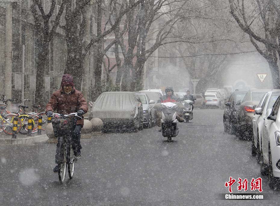 Beijing pintada de branco na primeira queda de neve da primavera