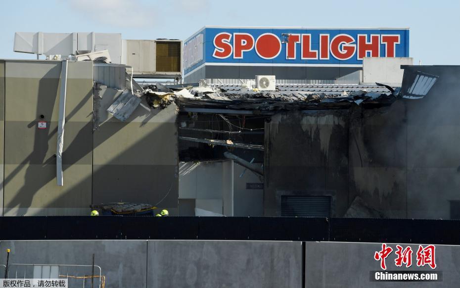 Avi?o com 5 passageiros se despenha junto a centro comercial na Austrália e deixa mortos