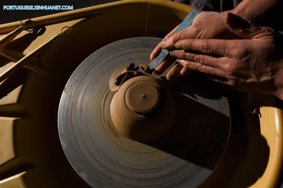 Produ??o de porcelanas tenmoku em Nova Taipei