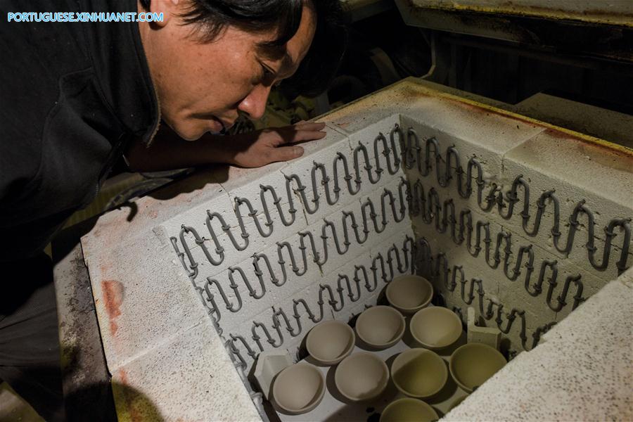 Produ??o de porcelanas tenmoku em Nova Taipei