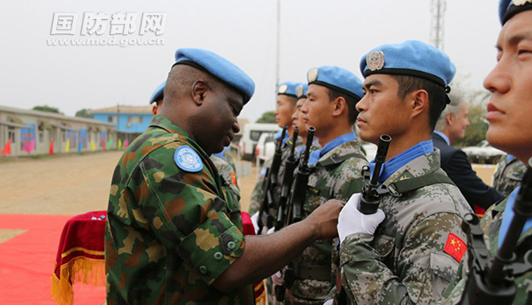 Miss?o chinesa na Libéria recebe Medalha da Paz