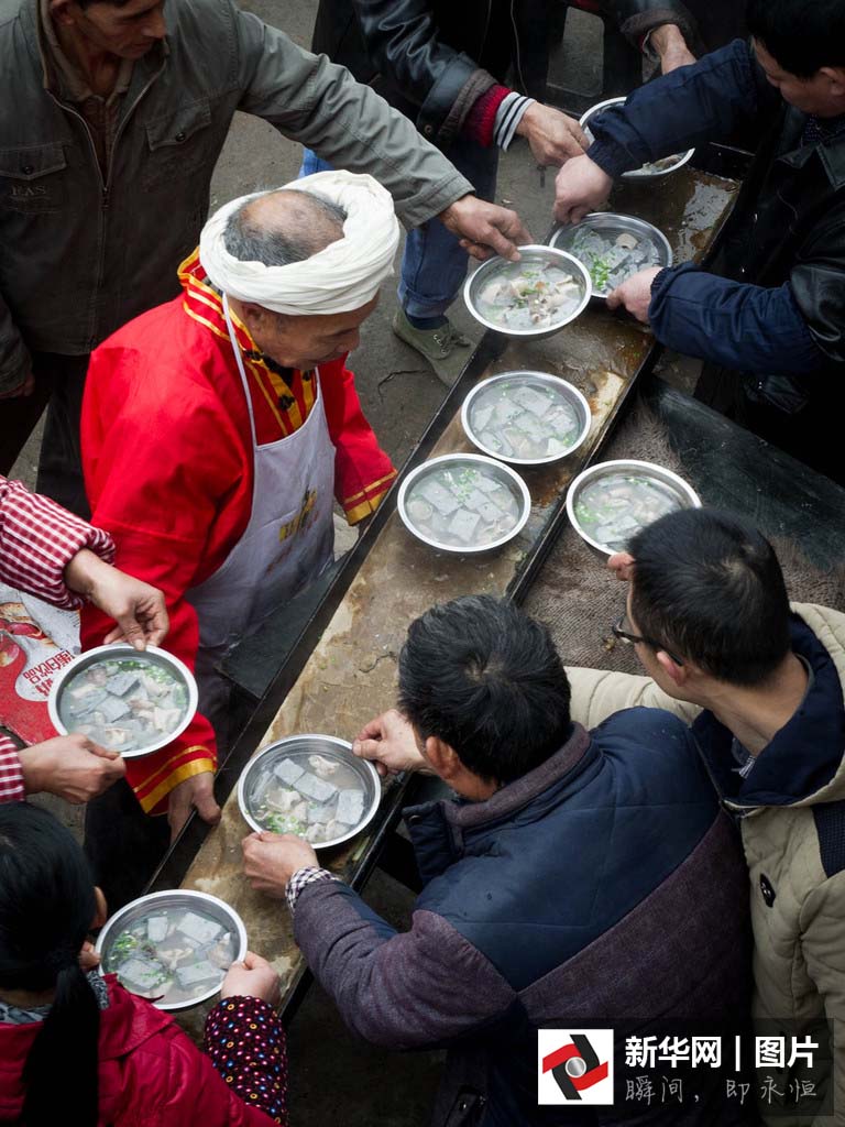 Gar?om profissional entrega 300 mil pratos com técnica invulgar ao longo de 38 anos