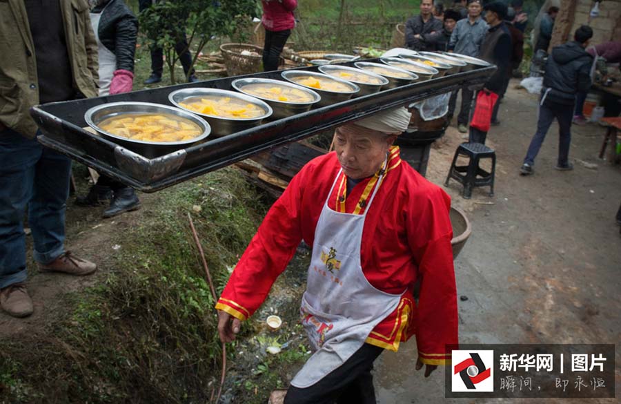 Gar?om profissional entrega 300 mil pratos com técnica invulgar ao longo de 38 anos