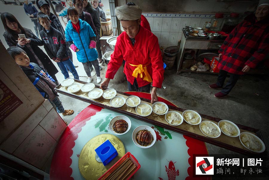 Gar?om profissional entrega 300 mil pratos com técnica invulgar ao longo de 38 anos