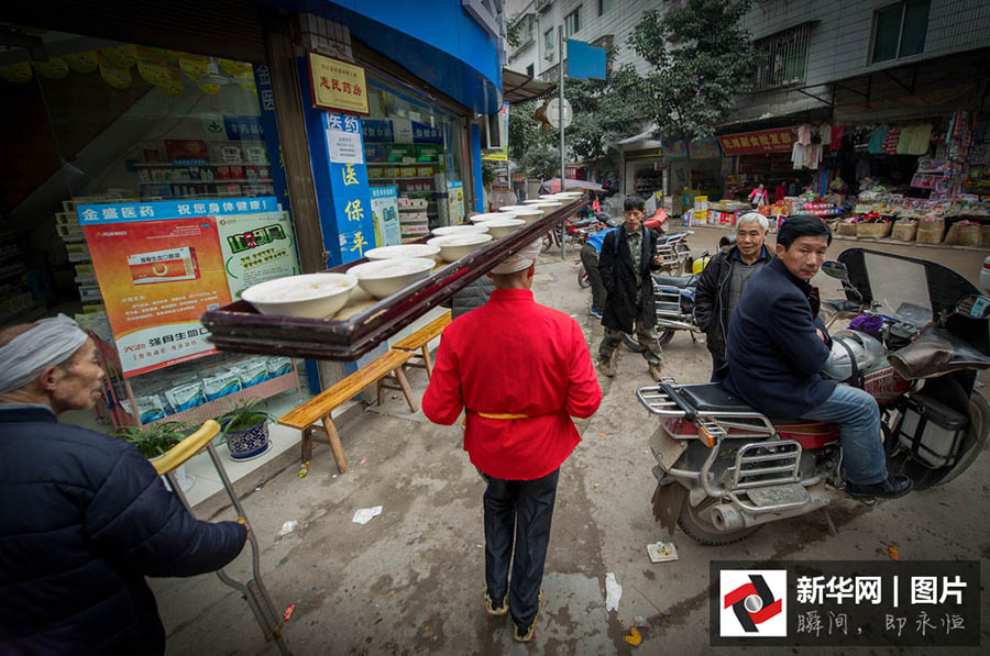 Gar?om profissional entrega 300 mil pratos com técnica invulgar ao longo de 38 anos