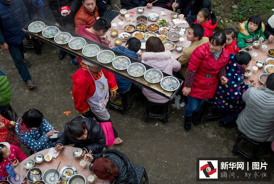 Gar?om profissional entrega 300 mil pratos com técnica invulgar ao longo de 38 anos