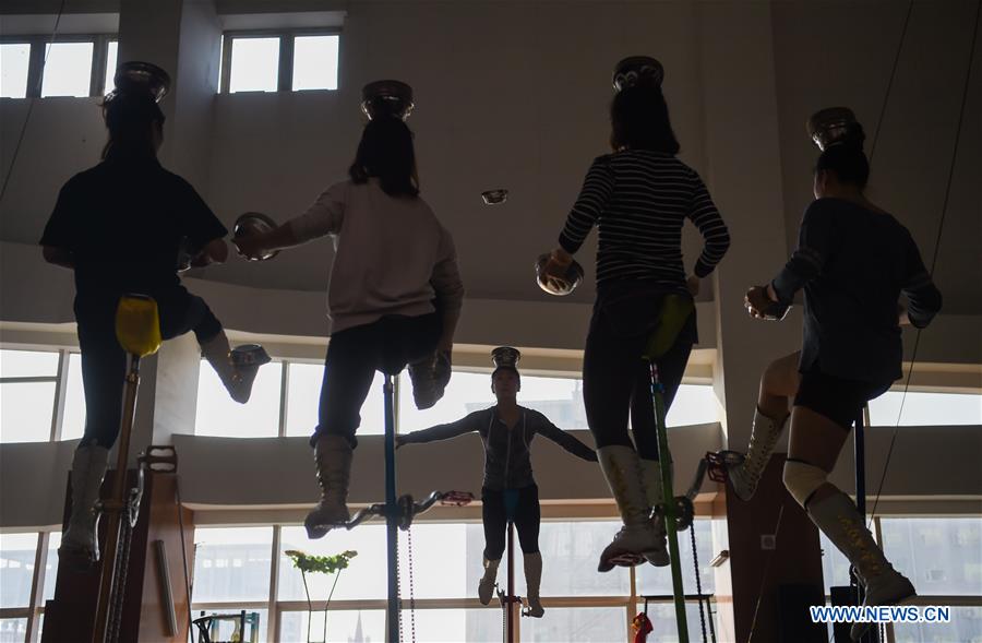 Trupe acrobática chinesa bate recorde do Guinness