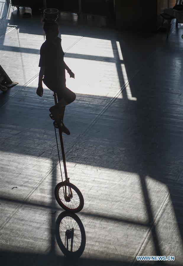 Trupe acrobática chinesa bate recorde do Guinness