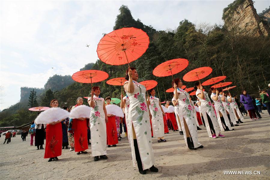 Mulheres apresentam “Qipao” no centro da China