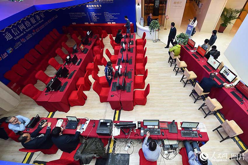 Centro de imprensa para sess?es políticas anuais da China abre as portas