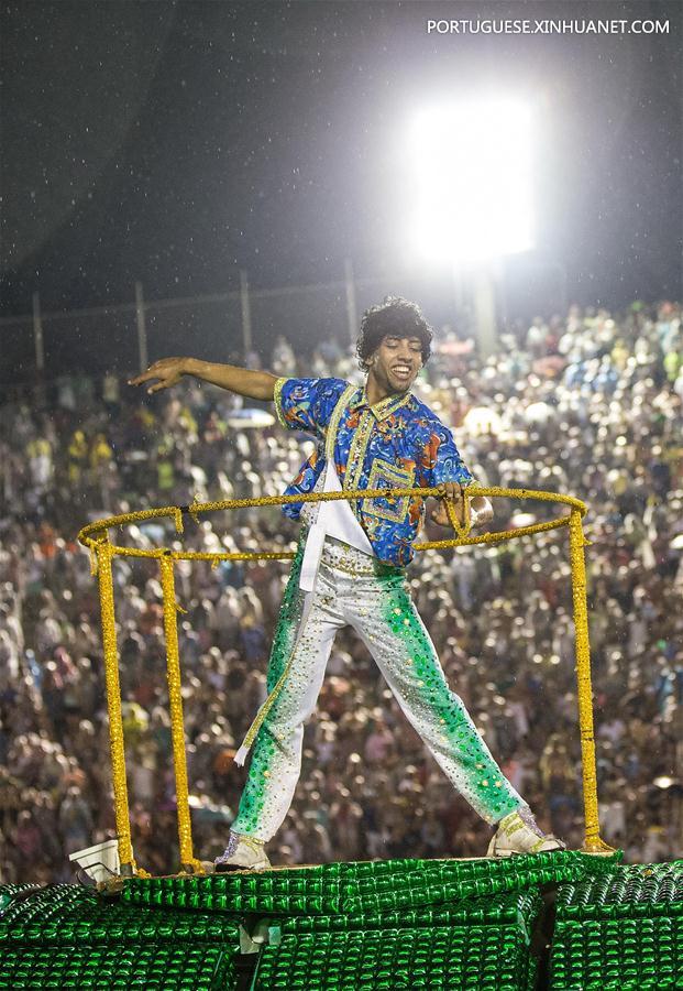 Desfiles das escolas de samba do Rio de Janeiro em imagens