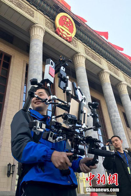 Repórteres usam equipamentos avan?ados para cobrir coletiva de imprensa da CCPPCh