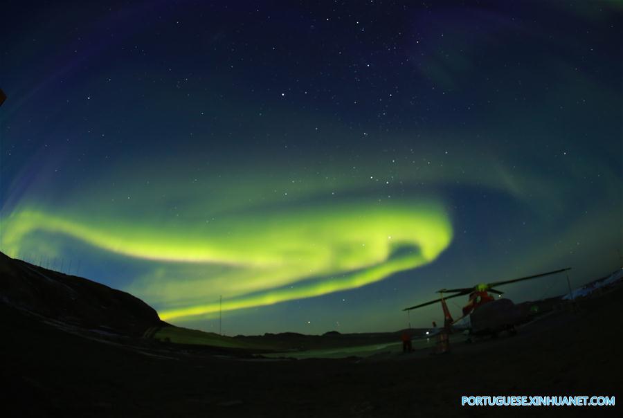Paisagem da aurora austral no céu sobre a Esta??o Antártica de Zhongshan