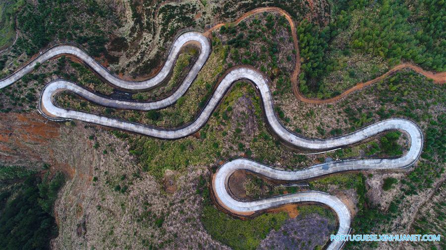 Panorama de estrada sinuosa na província de Fujian no sudeste da China