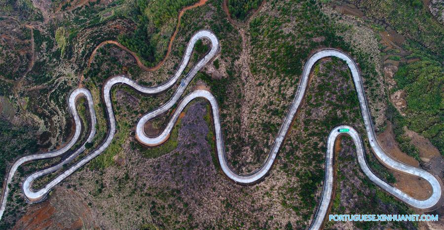 Panorama de estrada sinuosa na província de Fujian no sudeste da China