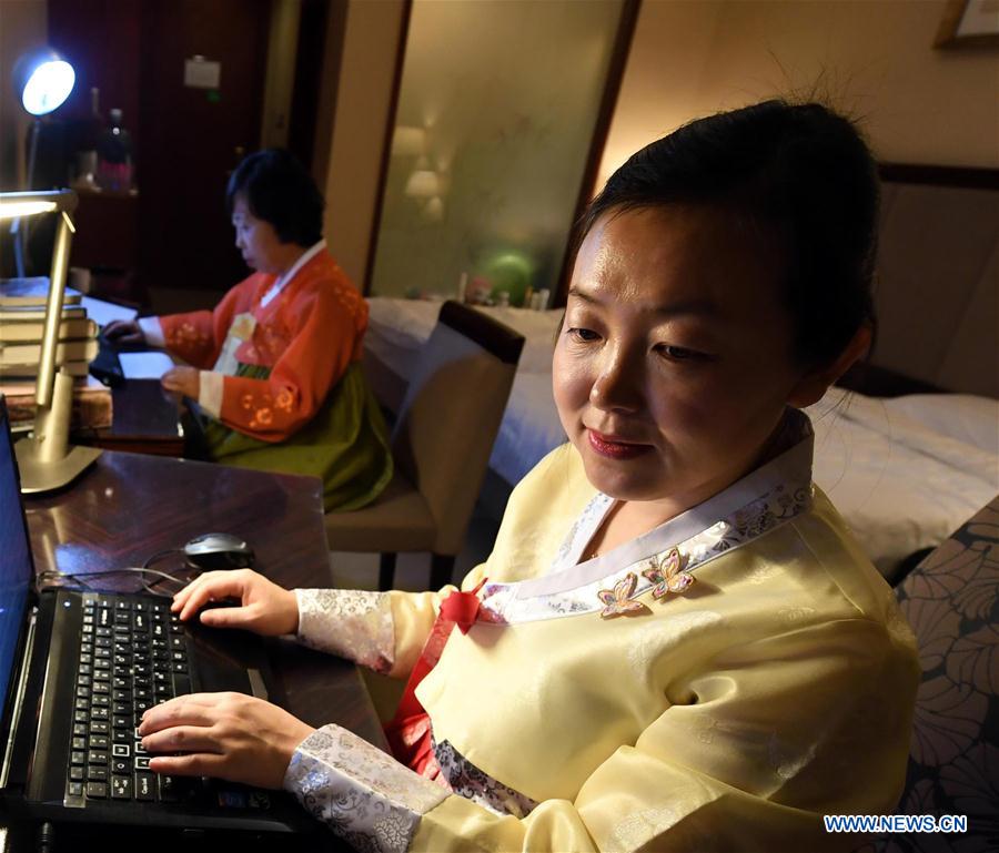 Servi?os de idiomas étnicos s?o prestados durante “Duas Sess?es” da China