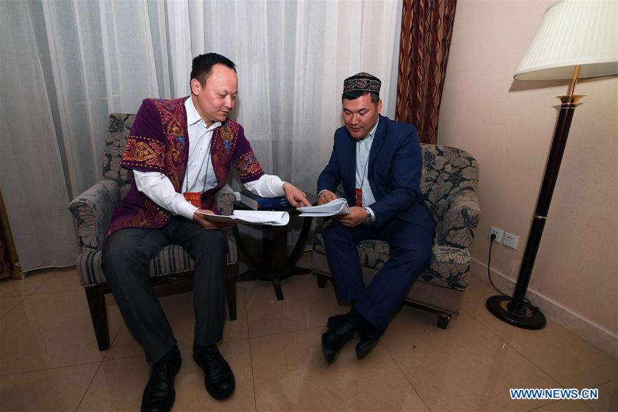 Servi?os de idiomas étnicos s?o prestados durante “Duas Sess?es” da China