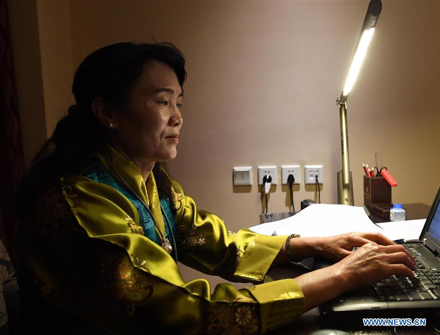 Servi?os de idiomas étnicos s?o prestados durante “Duas Sess?es” da China