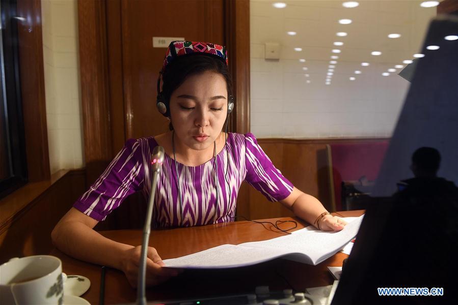 Servi?os de idiomas étnicos s?o prestados durante “Duas Sess?es” da China