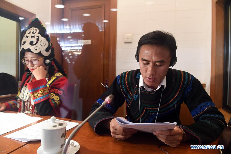 Servi?os de idiomas étnicos s?o prestados durante “Duas Sess?es” da China