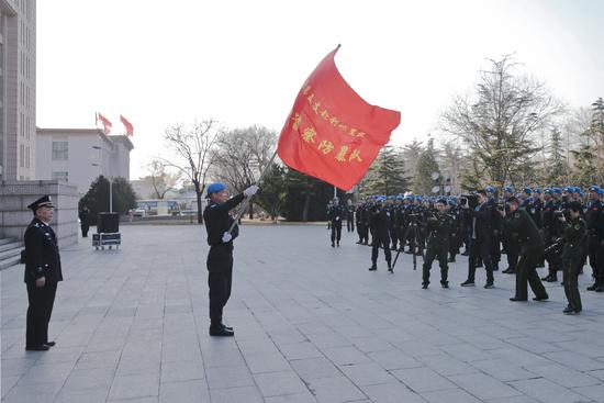 Equipe chinesa de manuten??o da paz parte para Libéria