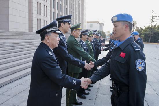 Equipe chinesa de manuten??o da paz parte para Libéria