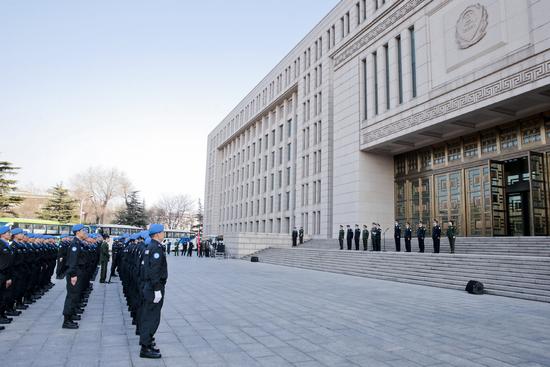 Equipe chinesa de manuten??o da paz parte para Libéria